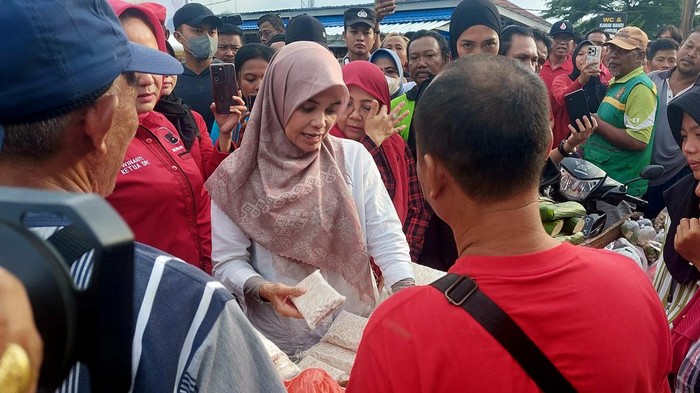 Istri capres Ganjar Pranowo, Siti Atikoh Suprianti, safari politik mengunjungi Pasar Modern Unit 2 Tulang Bawang, Lampung, Kamis (11/1/2024). Atikoh menyerap aspirasi pedagang soal stabilitas harga bahan pokok.