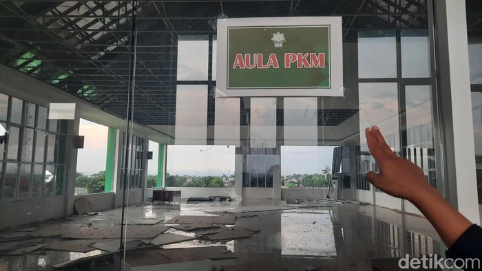 Aula PKM lantai 3 Kampus IAIN Kudus diterjang angin kencang, Kamis (11/1/2024).