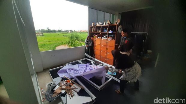 Aula PKM lantai 3 Kampus IAIN Kudus diterjang angin kencang, Kamis (11/1/2024).