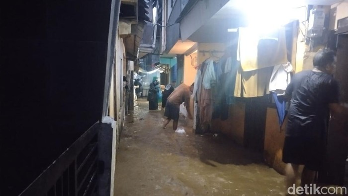 Banjir di kawasan Braga, Kota Bandung, Kamis (11/1/2024).