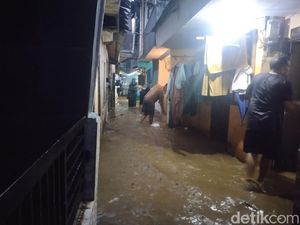 Warga Berlarian Saat Air Meluap dari Sungai Cikapundung