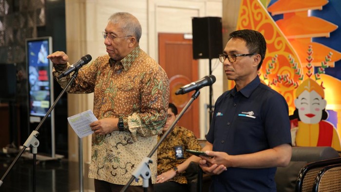 Bantuan Beras Ampuh Turunkan Inflasi Direktur Utama Bulog Bayu Krisnamurthi (kiri) bersama Dirut Pos Indonesia Faizal Rochmad Djoemadi (kanan) memberikan keterangan pers terkait sinergi keberhasilan bantuan pangan beras menahan laju inflasi di kantor Bulog Pusat, Jakarta, Kamis (11/1/24). Program bantuan pangan beras dari pemerintah berpengaruh langsung dalam kemampuan daya beli masyarakat berdampak positif terhadap penurunan inflasi untuk kedaulatan pangan.