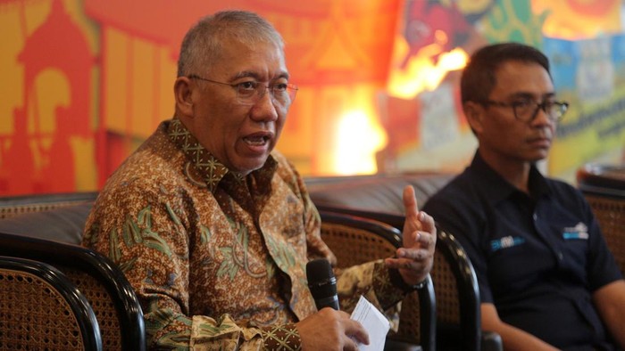 Direktur Utama Bulog Bayu Krisnamurthi (kiri) bersama Dirut Pos Indonesia Faizal Rochmad Djoemadi (kanan) memberikan keterangan pers terkait sinergi keberhasilan bantuan pangan beras menahan laju inflasi di kantor Bulog Pusat, Jakarta, Kamis (11/1/24). Program bantuan pangan beras dari pemerintah berpengaruh langsung dalam kemampuan daya beli masyarakat berdampak positif terhadap penurunan inflasi untuk kedaulatan pangan.