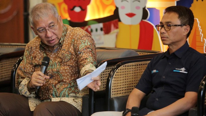 Bantuan Beras Ampuh Turunkan Inflasi Direktur Utama Bulog Bayu Krisnamurthi (kiri) bersama Dirut Pos Indonesia Faizal Rochmad Djoemadi (kanan) memberikan keterangan pers terkait sinergi keberhasilan bantuan pangan beras menahan laju inflasi di kantor Bulog Pusat, Jakarta, Kamis (11/1/24). Program bantuan pangan beras dari pemerintah berpengaruh langsung dalam kemampuan daya beli masyarakat berdampak positif terhadap penurunan inflasi untuk kedaulatan pangan.