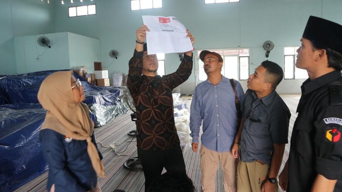 Bawaslu Babel mengecek surat suara rusak.