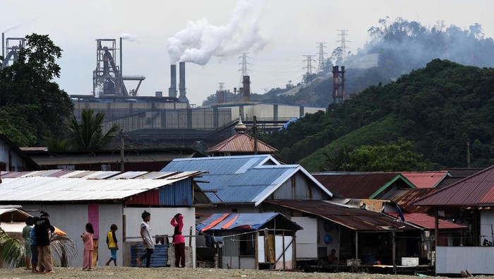 Begini Kondisi Rumah-rumah Warga di Tengah Industri Nikel Anak-anak bermain di sekitar pemukiman mereka dengan latar belakang aktivitas industri nikel PT Indonesia Morowali Industrial Park (PT IMIP) di kawasan pesisir pantai Kecamatan Bahodopi, Kabupaten Morowali, Sulawesi Tengah, Kamis (11/1/2024). Kawasan pesisir pantai di daerah tersebut kini semakin dipadati bangunan untuk permukiman penduduk, lapak usaha, dan rumah sewa bagi pekerja industri nikel. ANTARA FOTO/Mohamad Hamzah/tom.