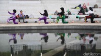 Untuk memotret di Lapangan Banteng, disarankan saat pagi atau sore hari karena matahari belum terlalu terik. Selain itu saat pagi atau sore hari banyak aktivitas warga yang menarik untuk difoto.  