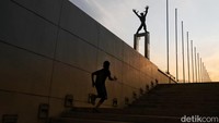 Fotografer bisa memanfaatkan cahaya matahari untuk bermain gelap terang pada objek yang dituju.  