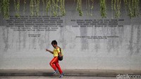 Taman yang luas dan asri ini cocok untuk para penggiat fotografi mendapatkan karya-karya indah.  