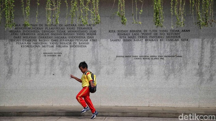 Belajar Motret Ciamik di Lapangan Banteng, Nih Hasilnya Sejumlah warga beraktivitas di kawasan Lapangan Banteng, Jakarta, Kamis (11/1/2024). Lapangan banteng menjadi salah satu ruang terbuka hijau favorit di Jakarta.