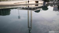 Salah satunya dengan menggunakan teknik refleksi dari pantulan air.   