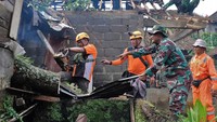 Angin puting beliung menerjang wilayah Kabupaten Wonosobo yang mengakibatkan sedikitnya enam rumah rusak berat, 14 rusak sedang dan 22 rusak ringan, tidak ada korban jiwa dalam kejadian tersebut. 