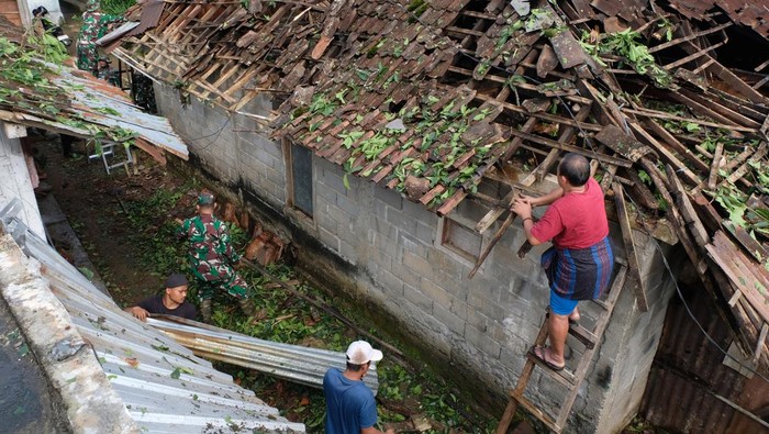 Personel gabungan TNI/Polri dan tim SAR bersama warga menyingkirkan puing dan meterial bangunan di rumah warga yang rusak akibat angin puting beliung di Desa Pecekelan, Sapuran, Wonosobo, Jawa Tengah, Kamis (11/1/2024). Angin puting beliung menerjang wilayah Kabupaten Wonosobo yang mengakibatkan sedikitnya enam rumah rusak berat, 14 rusak sedang dan 22 rusak ringan, tidak ada korban jiwa dalam kejadian tersebut. FOTO ANTARA/Anis Efizudi/Spt.