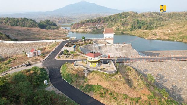 Kementerian Pekerjaan Umum dan Perumahan Rakyat (PUPR) telah menyelesaikan pembangunan Bendungan Cipanas di Kabupaten Sumedang, Provinsi Jawa Barat. Bendungan berkapasitas 251 juta m3 ini menghabiskan anggaran hingga Rp 2,06 triliun.