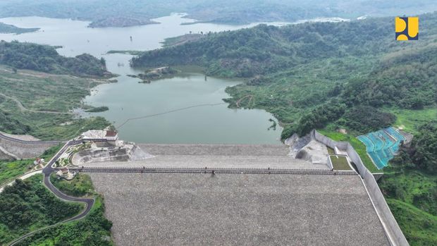 Kementerian Pekerjaan Umum dan Perumahan Rakyat (PUPR) telah menyelesaikan pembangunan Bendungan Cipanas di Kabupaten Sumedang, Provinsi Jawa Barat. Bendungan berkapasitas 251 juta m3 ini menghabiskan anggaran hingga Rp 2,06 triliun.