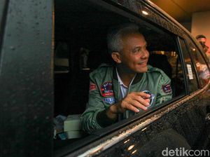 Berjaket Top Gun, Ganjar Hadiri Dialog Capres Bareng Kadin