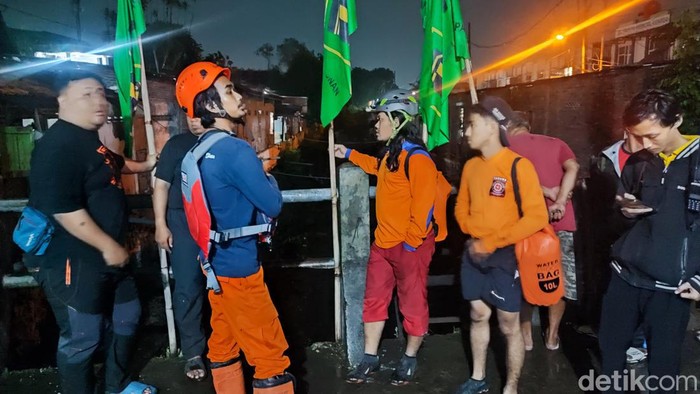 Sejumlah relawan berusaha mencari bocah yang hanyut di Kali Wonotingal, Semarang, Kamis (11/1/2024).