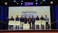 Menteri Koperasi dan Usaha Kecil dan Menengah RI Teten Masduki (keemat kanan) didampingi Wakil Menteri BUMN RI Kartika Wirjoatmodjo (ketiga kiri), dan Direktur Utama BRI Sunarso (ketiga kanan) memberikan apresiasi dan penghargaan Nugraha Karya Desa BRILiaN.