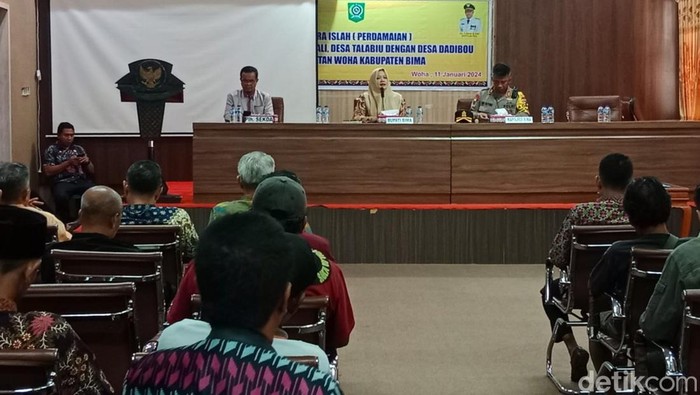Bupati Bima Indah Dhamayanti Putri saat memediasi warga tiga desa yang bentrok, Kamis (11/1/2024).