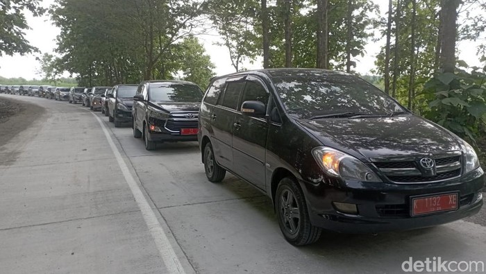 Bupati Blora Arief Rohman dan jajarannya meninjau jalan Getas-Randublatung yang selesai diperbaiki, Kamis (11/1/2024).