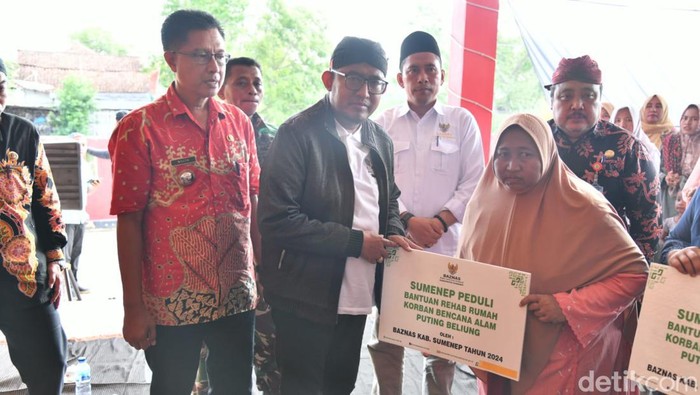 Bupati Fauzi serahkan bantuan kepada korban angin kencang di Balai Desa Nambakor Sumenep.