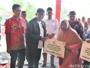 Bupati Fauzi Serahkan Bantuan Rehabilitasi Rumah untuk Korban Angin Kencang