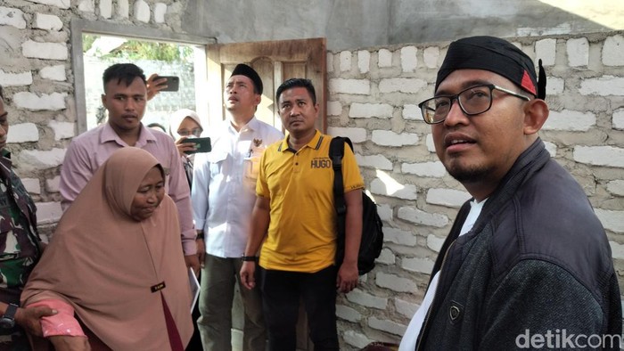 Bupati Sumenep Achmad Fauzi meninjau salah satu rumah rusak berat diterjang angin puting beliung di Desa Nambakor, Saronggi.