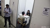 Beberapa pencari kerja langsung interview (walk in interview) saat acara berlangsung. 