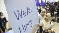 Para pencari kerja mengunjungi stan perusahaan dalam acara bursa kerja Indonesia Career Expo di Gedung Smesco, Jakarta Selatan, Kamis (11/1/2024).