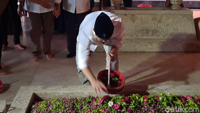 Cak Imin saat berziarah di Makam Bung Karno di Blitar.