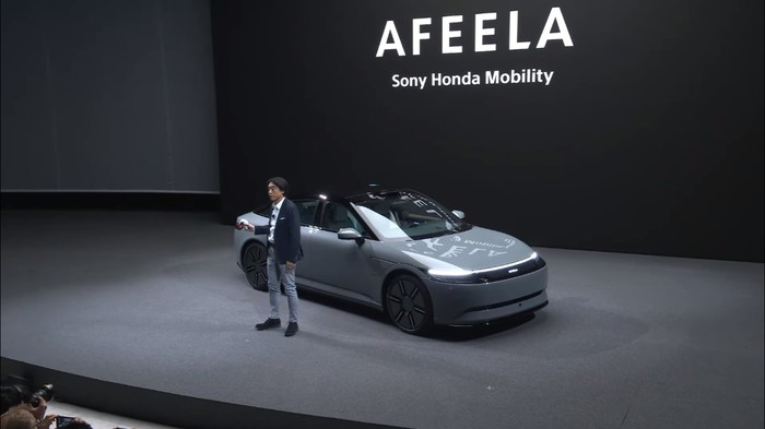 Sony menunjukkan hal yang begitu luar biasa di Consumer Electronics Show (CES) 2024. Sebab controller PS5, yakni DualSense, ternyata bisa digunakan untuk menggerakkan sebuah mobil.
