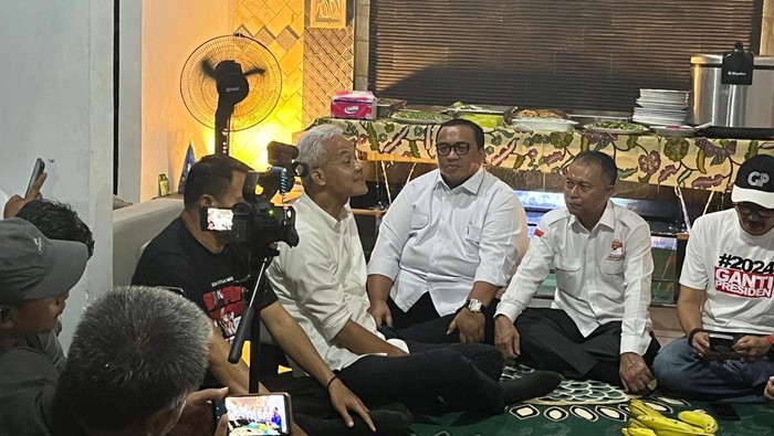 Capres nomor urut 3 Ganjar Pranowo bertemu dengan kaum buruh di Brebes, Jawa Tengah (Jateng).
