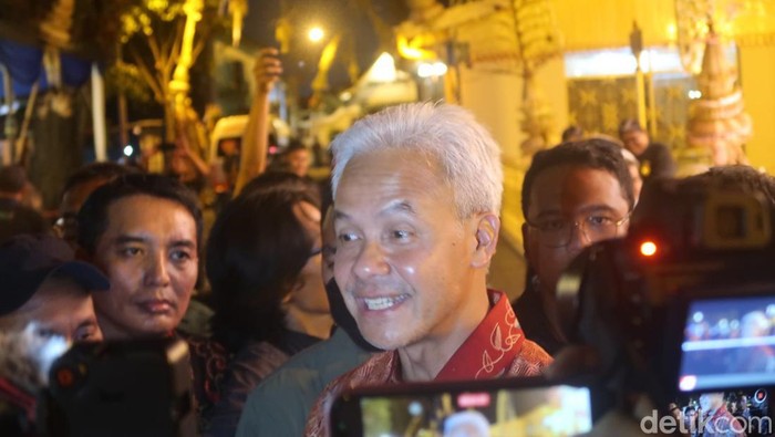 Capres nomor urut 3, Ganjar Pranowo saat menghadiri Dhaup Ageng di Pura Pakualaman, Kota Jogja, Kamis (11/1/2024).