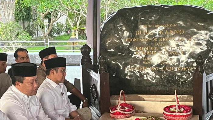Cawapres nomor urut 1 Cak Imin berziarah ke Makam Bung Karno di Blitar, Jatim, Kamis (11/1/2024).