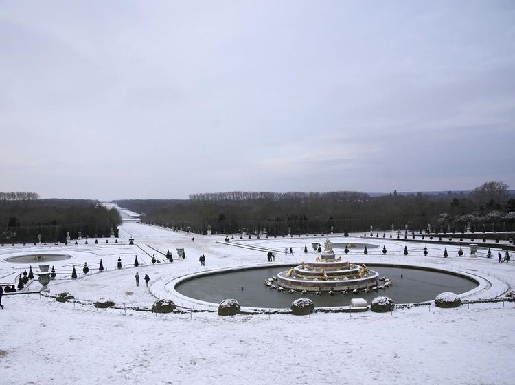 Potret Prancis Diterjang Cuaca Dingin Ekstrem