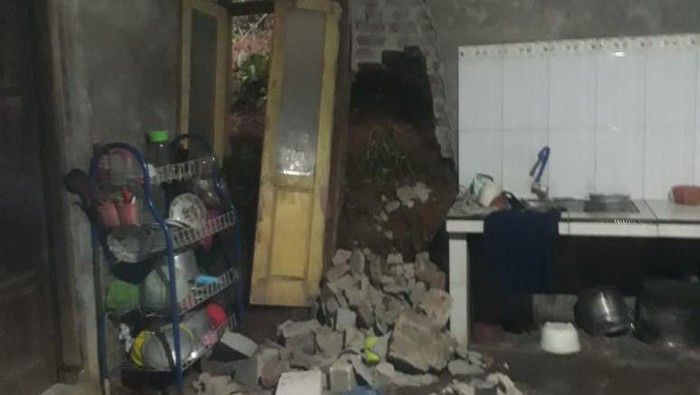 Dampak longsor di Desa Domplang, Kecamatan Karangpandan, Kabupaten Karanganyar, Kamis (11/1/2024).