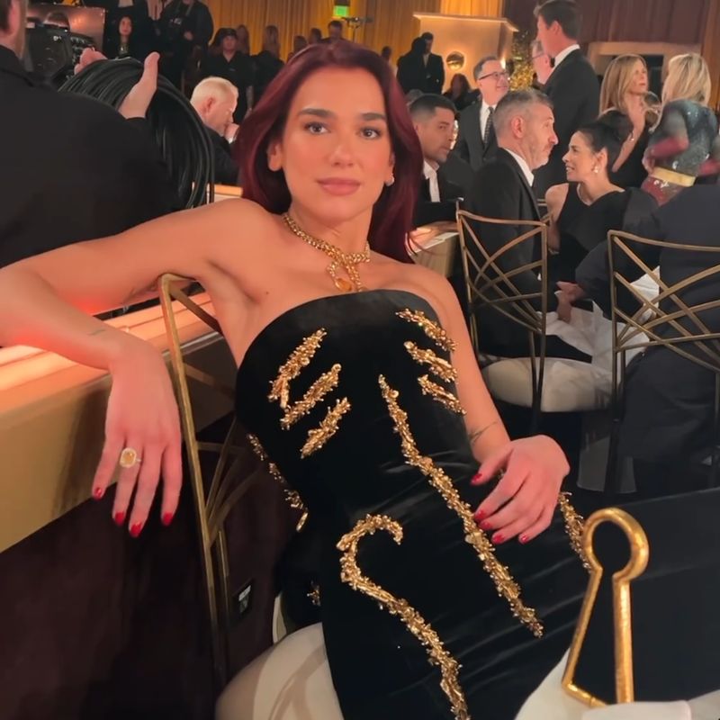 Dua Lipa kesulitan duduk di Golden Globes 2024.