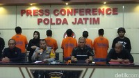 Kabid Humas Polda Jatim kombes Dirmanto bersama Dirkrimum Polda Jatim Kombes Totok Suharyanto menyampaikan rilis terkait kasus penembakan di Sampang, polisi telah menetapkan dua tersangka baru yakni AR dan HH warga Pasuruan. Setelah sebelumnya menetapkan tiga orang tersangka yakni MW, H dan S.