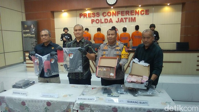 Dua tersangka baru ditetapkan dalam kasus penembakan relawan Prabowo di Sampang. Total ada 5 tersangka.
