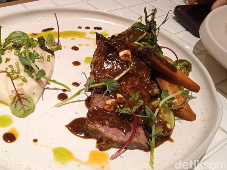 Yummy! Ada Rawon yang Dimasak 36 Jam dan Menu Asia Unik di Sini