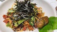 Terinspirasi dari mie instan asal Indonesia, chef Arief juga menghadirkan ramen yang unik. Perpaduan rasa khas Jepang, Indonesia, dan potongan kimchi asli Korea dihadirkan di sini. Foto: detikcom