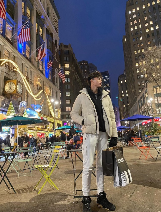 Melalui keterangan diunggahannya diketahui jika Eddy juga mengunjungi New York. Foto-foto unggahan Eddy pun banjir beragam komentar pujian dari netizen. Foto: Instagram/@eddy_mm