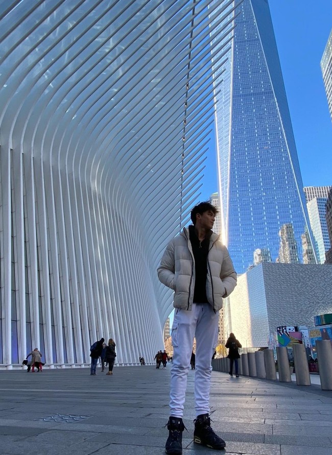 Walaupun baru berusia 17 tahun namun Eddy tampak sudah memiliki tubuh yang tinggi dan proporsional. Ditambah dengan gayanya yang stylish, penampilannya berhasil curi atensi. Foto: Instagram/@eddy_mm