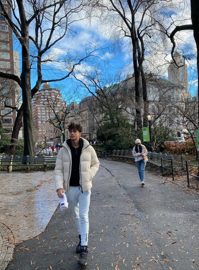 Eddy sendiri diketahui memiliki darah blasteran dari kedua orangtuanya. Wajah ganteng putra semata wayang Maudy Koesnaedi dan Erik Meijer itu pun kerap bikin salfok. Foto: Instagram/@eddy_mm