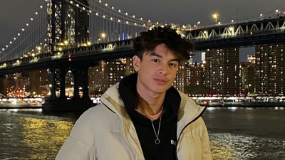7 Foto Terbaru Eddy Anak Maudy Koesnaedi Liburan, Gantengnya Bikin Salfok