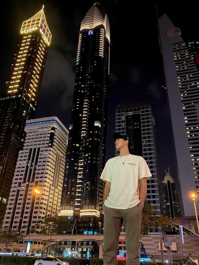 Eddy juga tampak berfoto dengan latar belakang gedung-gedung pencakar langit di Dubai. Dengan gaya simpel mengenakan kaos putih dan celana panjang coklat, penampilan Eddy tetap terlihat menawan. Foto: Instagram/@eddy_mm