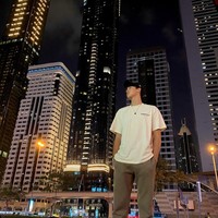 Eddy juga tampak berfoto dengan latar belakang gedung-gedung pencakar langit di Dubai. Dengan gaya simpel mengenakan kaos putih dan celana panjang coklat, penampilan Eddy tetap terlihat menawan. Foto: Instagram/@eddy_mm