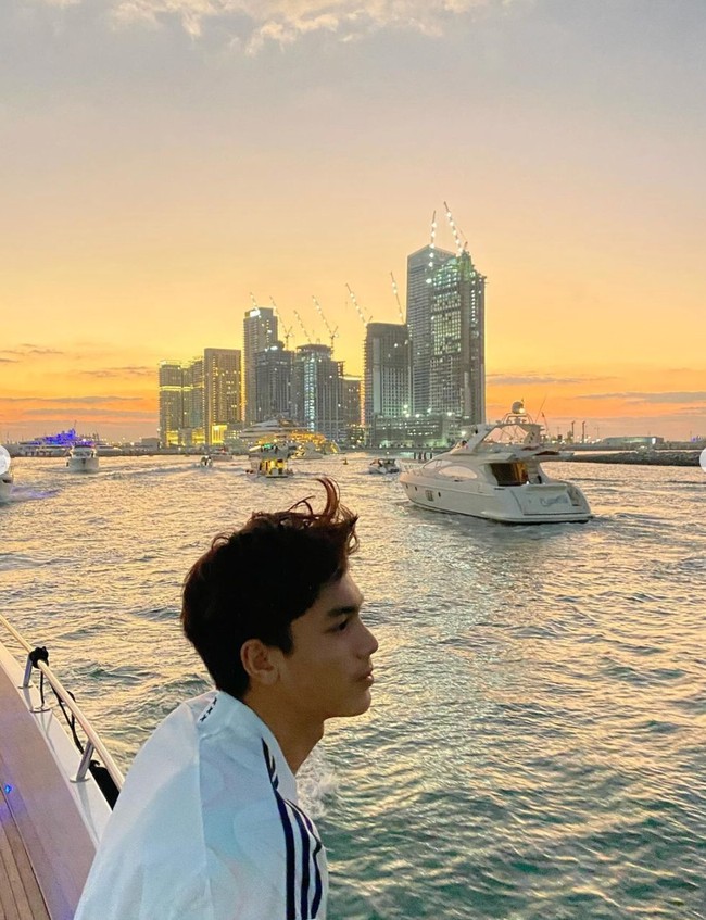 Ketika berada di Dubai Eddy juga terlihat berkesempatan menikmati sunset di atas kapal dengan pemandangan laut serta kota di Dubai. Dari foto yang dibagikan terlihat Eddy begitu menikmati momen liburannya tersebut. Foto: Instagram/@eddy_mm