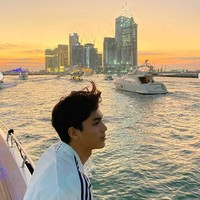 Ketika berada di Dubai Eddy juga terlihat berkesempatan menikmati sunset di atas kapal dengan pemandangan laut serta kota di Dubai. Dari foto yang dibagikan terlihat Eddy begitu menikmati momen liburannya tersebut. Foto: Instagram/@eddy_mm