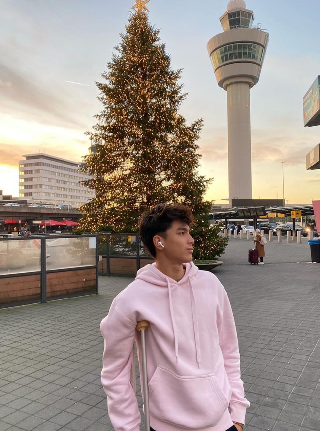 Melalui akun Instagram pribadinya Eddy membagikan foto-foto liburannya di luar negeri. Salah satu kota yang dikunjungi Eddy ialah Amsterdam. Sambil mengenakan tongkat karena cedera kaki yang dialaminya, Eddy tampak berpose di depan sebuah pohon Natal yang cukup besar dengan dikelilingi bangunan dan gedung-gedung di sana. Foto: Instagram/@eddy_mm